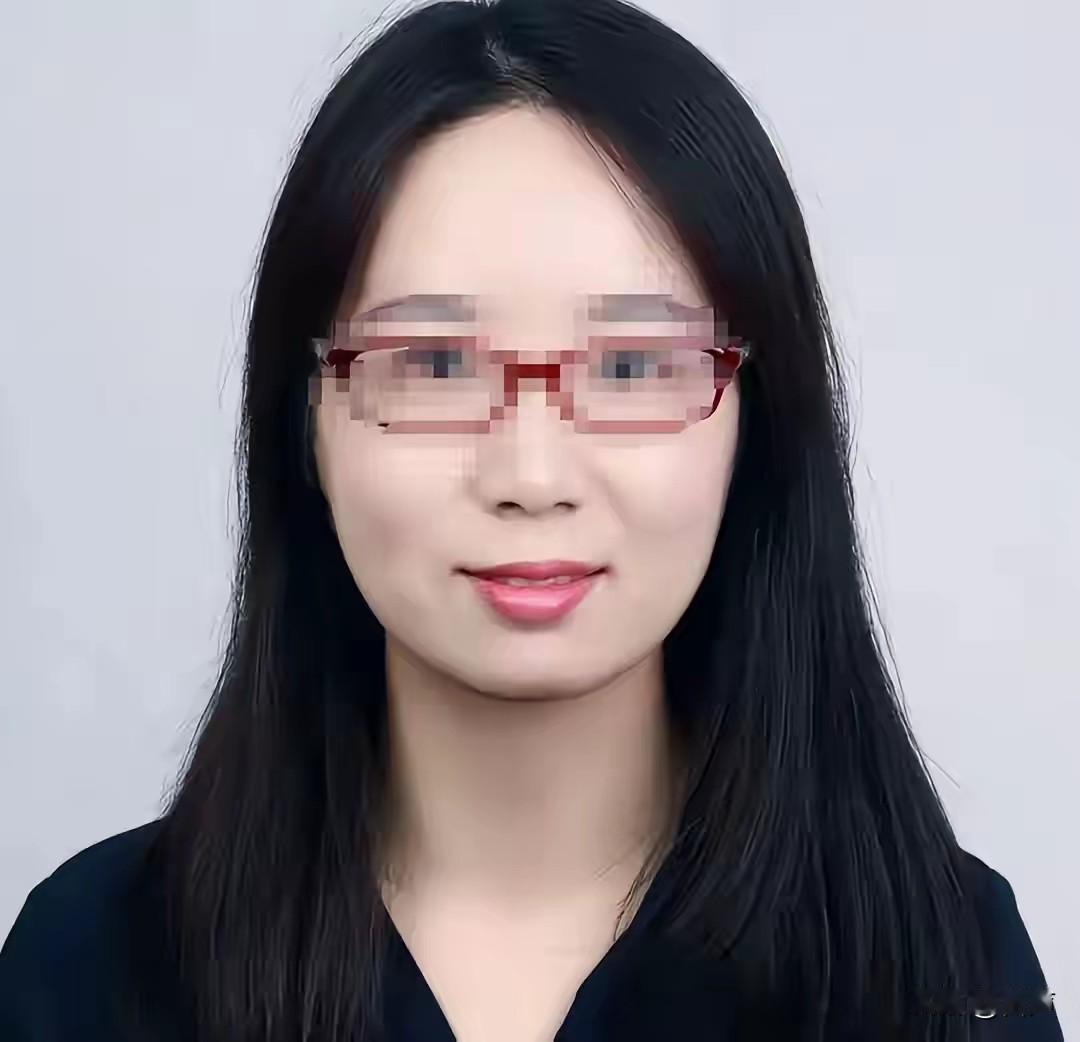 这个曾教授相貌平平啊付磊到底是看上了她哪一点，会把一个博士生导师迷的团团转，竟