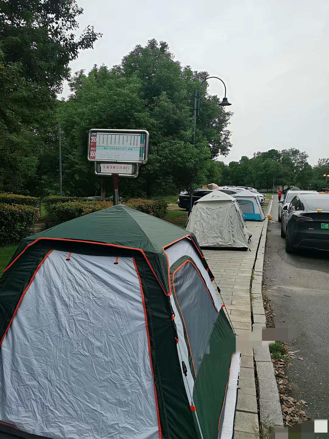 出去旅游不住酒店住自带帐篷？？究竟是谁在整顿谁？酒店逢长假出行价格涨几倍。