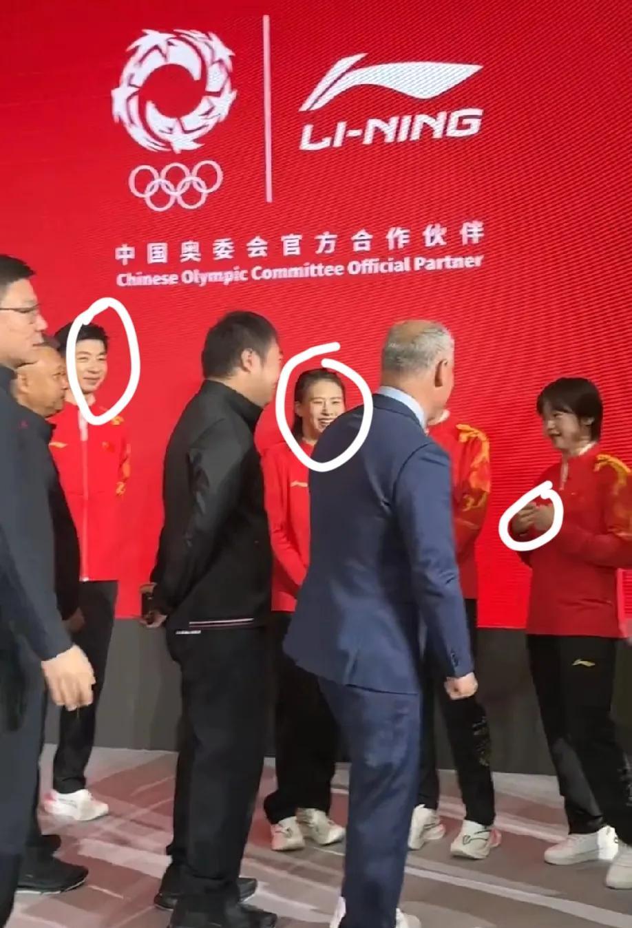 仔细看，李宁官宣代言人这一天现场，全红婵整体是很不自在的，有些局促不安的，在周边