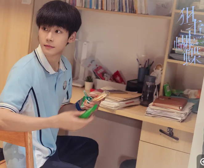 《狙击蝴蝶》还挺好看的，第一次看周柯宇的剧，把被资助人那种小心翼翼，略微自