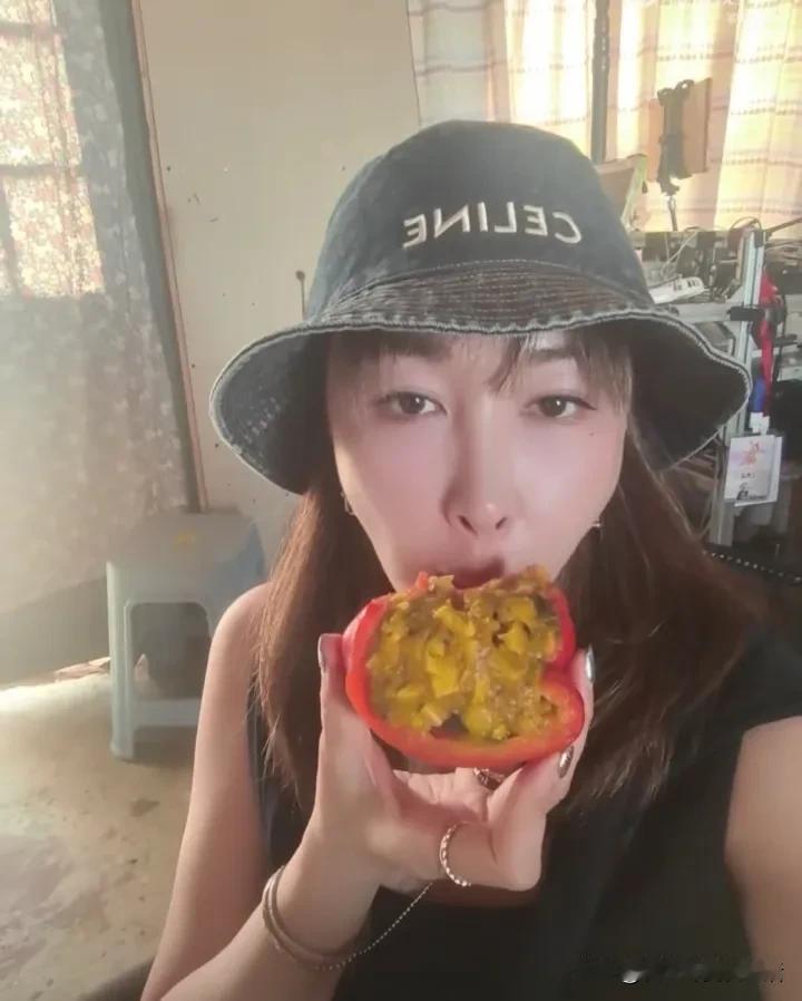 天呐，现在这个东西这么流行吗？怎么看见女明星们都在吃。就是用彩椒做一个海鲜碗