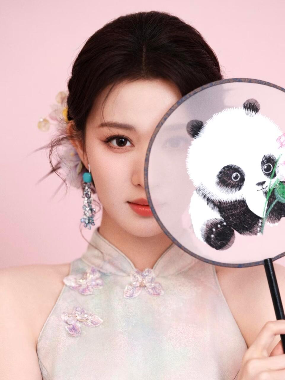 王楚然好有韵味的东方美人王楚然穿旗袍真的绝了，那种东方美人的温润气质全出来了！脸