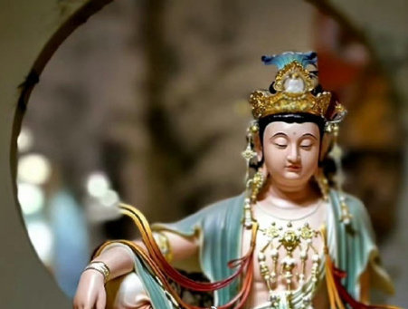 礼赞，困惑中的你，多遇贵人帮助。