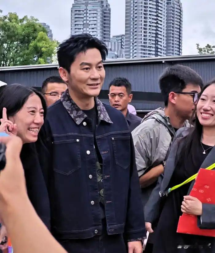 不是娱乐圈抛弃了李晨，是他自己亲手砸了饭碗！整整12年不进剧组打磨，快50岁了演技不进反退，现在哪个