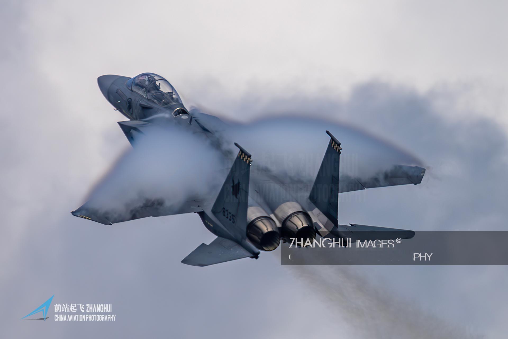 当钢铁雄鹰掠过滨海湾的天际线，当引擎的轰鸣与城市的心跳共振——2026年新加坡航