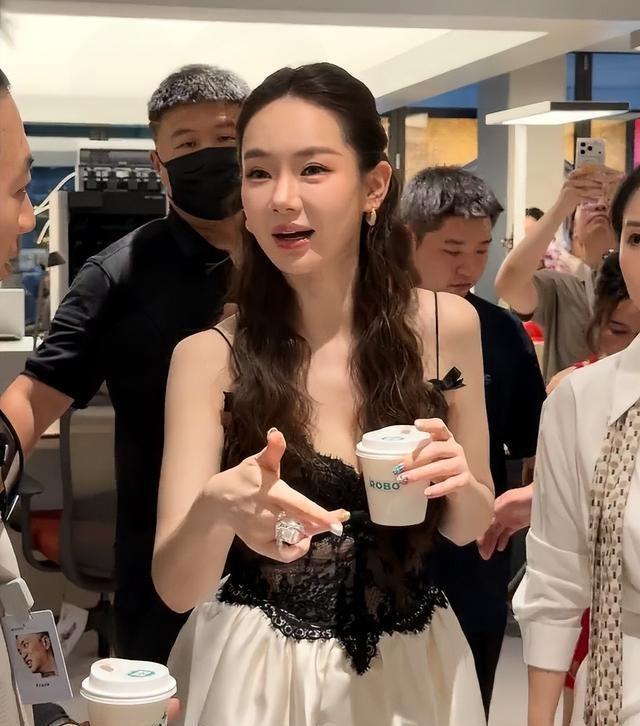 果然医美还是有后遗症的，精致的戚薇，现在脸都肿了脸部五官变形医美反噬