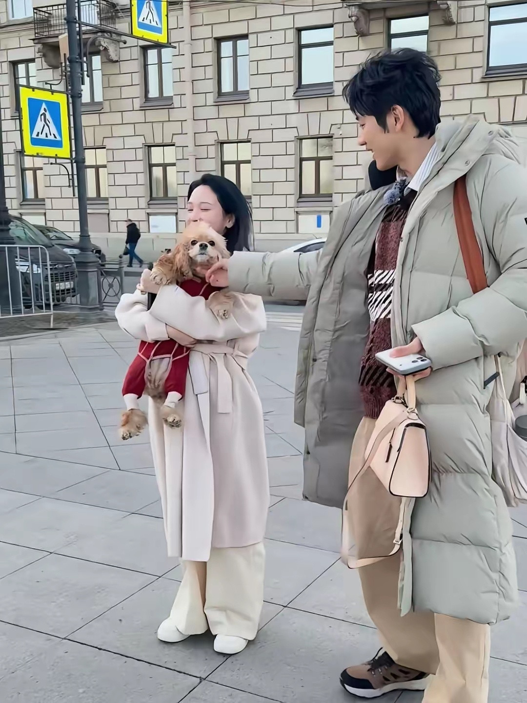 43岁金莎和未婚夫孙丞潇现身俄罗斯街头，她抱着小狗，身材看起来很矮小，在未婚夫身