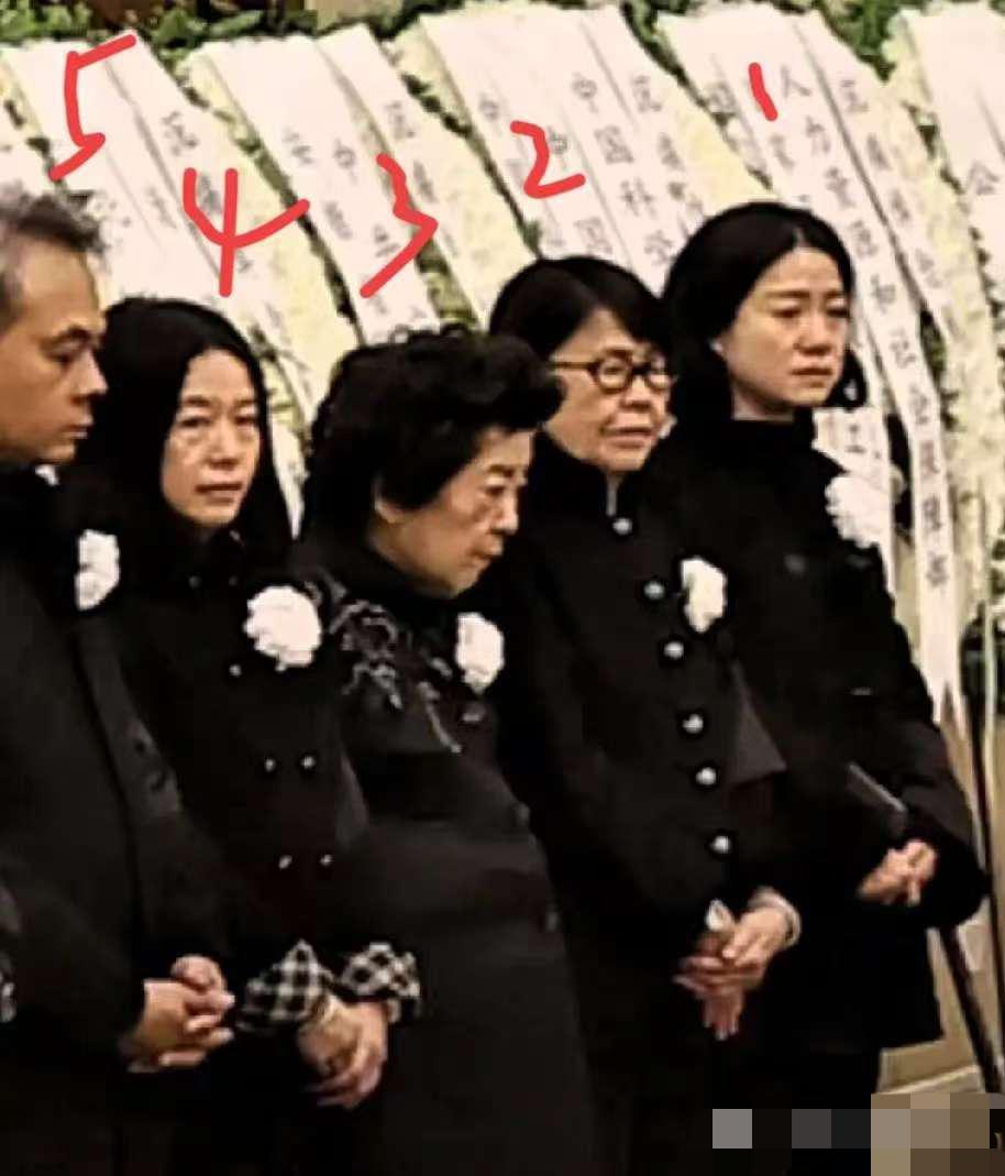 我看了杨振宁送别现场的报道，发现和网上传的一点也不一样，争议声没了，倒像是一场关