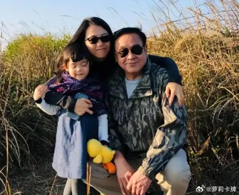 尔冬升前妻看到尔冬升在父亲节晒女儿照片时，得恨死他了吧​​​