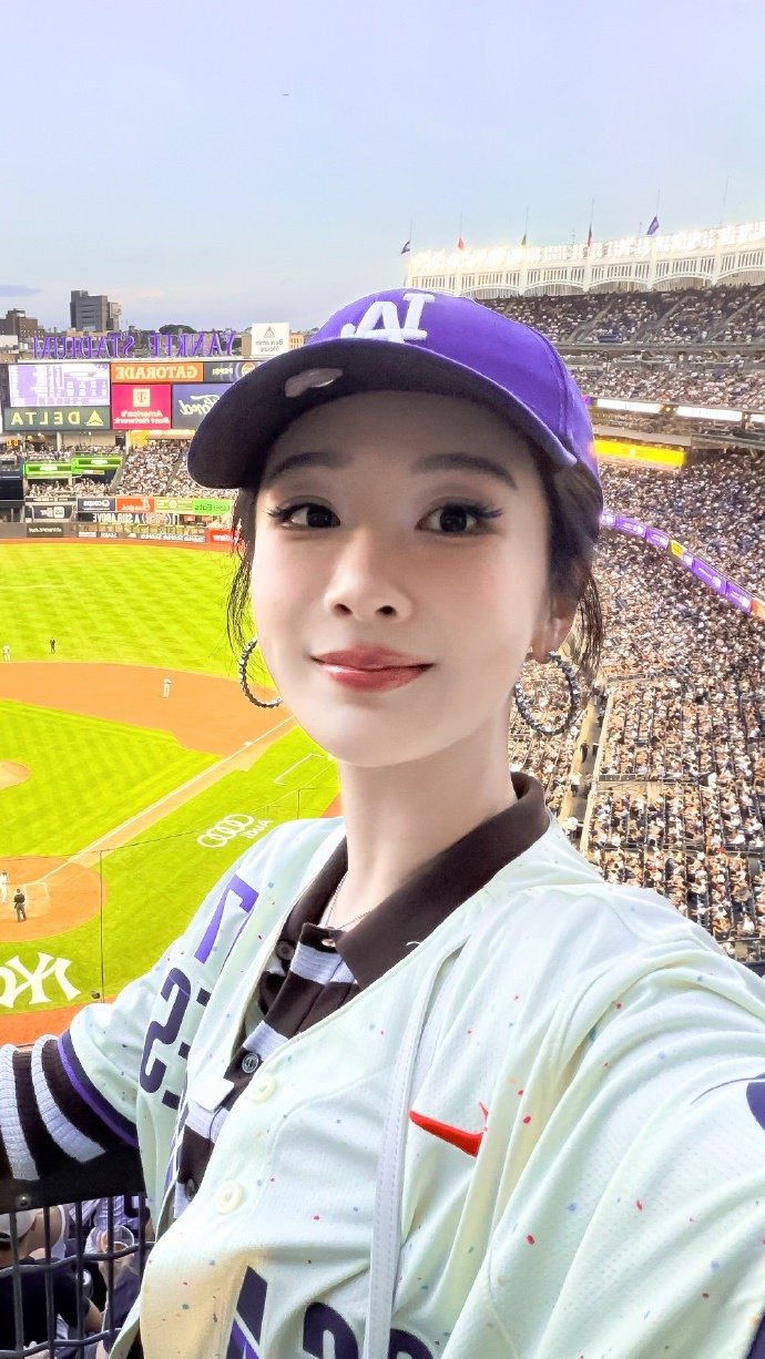杨紫玉兰花开君再来💜杨紫董竹君好想牵你的手，去看晨曦带露的玫瑰；好想牵你的