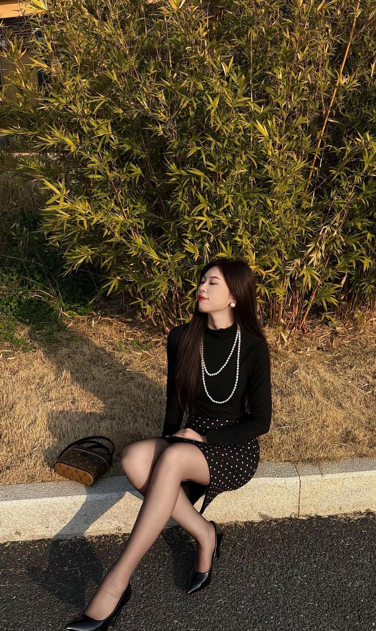 竹影斜阳下，美人倚栏时