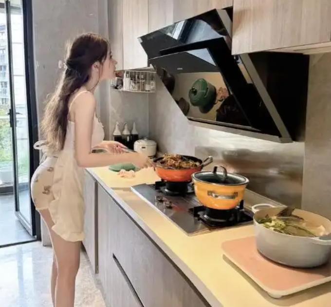 上海一28岁女生为了赚大钱，竟然从高档餐厅辞职，做上门私厨，专门帮那些不想做饭的