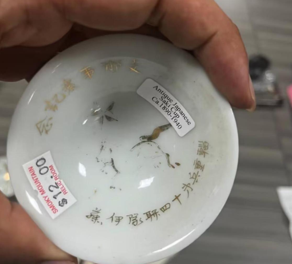 安徽合肥，一男子去美国参加展会，顺道带孩子去了一家军品收藏店，结果发现店内陈列着