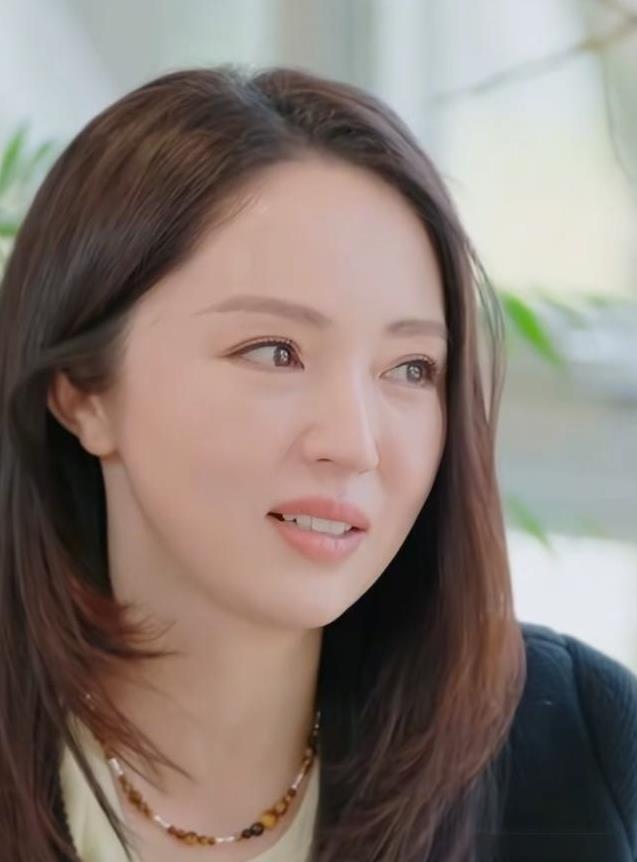 张维伊就光想等现成的婚礼策划，说没结过婚的，谁认识啊。那不认识婚礼策划，就不结婚