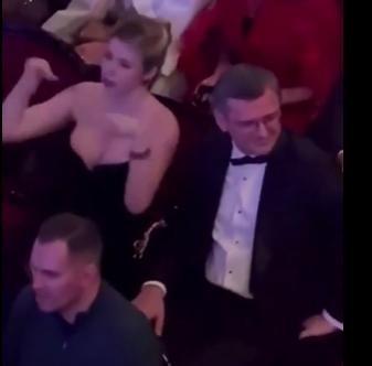 战争仍在进行，乌克兰士兵在战壕成尸骨如山，看看诱发这场战争的政客们在干什么。在