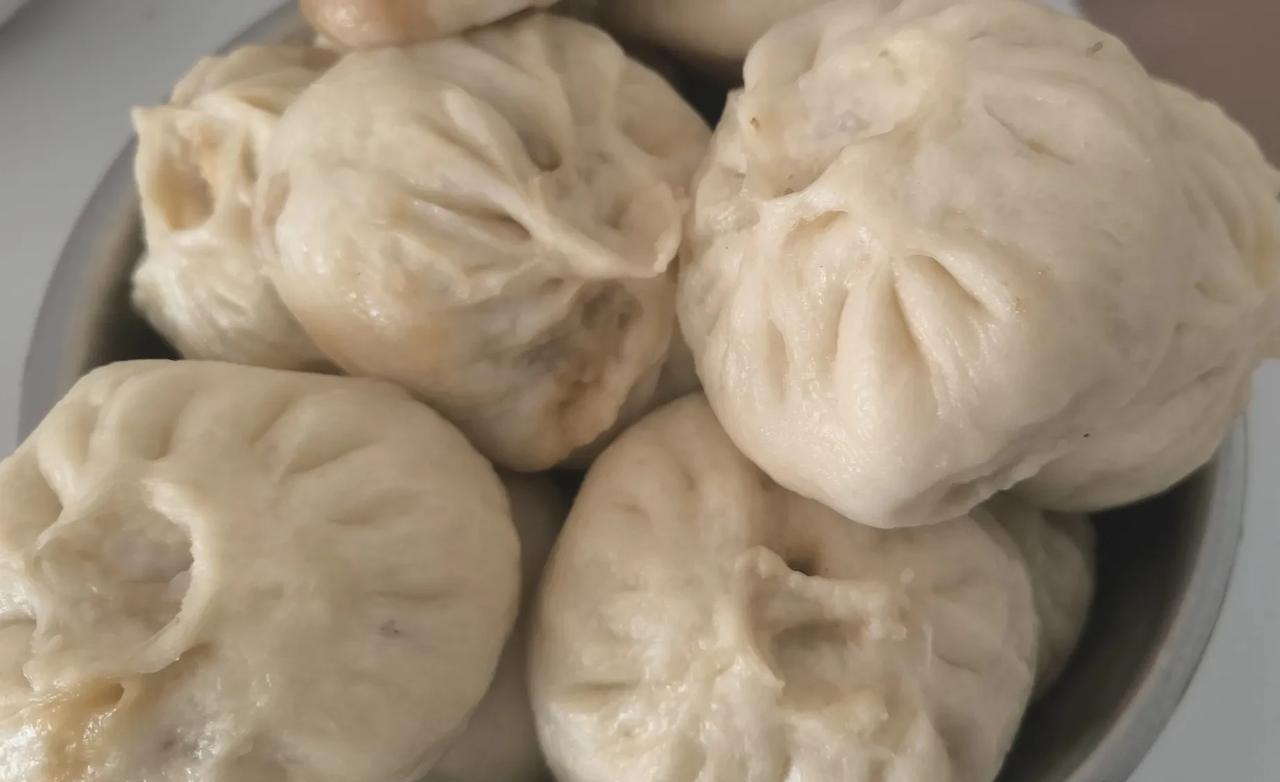 今天亲家来带宝宝，让我休息一天。两周没有做包子了，今天无论如何要给老妈蒸点包子