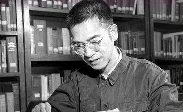 1977年，44岁的陈景润在住院时，喜欢上了27岁的女军医，在向女军医表白时，将