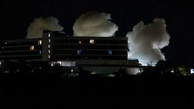 KK园区彻底完了!缅军深夜引爆建筑物,巨响吓坏对岸泰国人;超千人逃去泰国,有人中