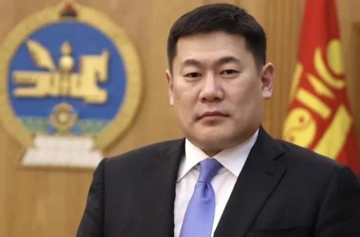 蒙古国总理奥云额尔登这把玩大了，未通过信任投票，遭议会解职。最有意思的是他自