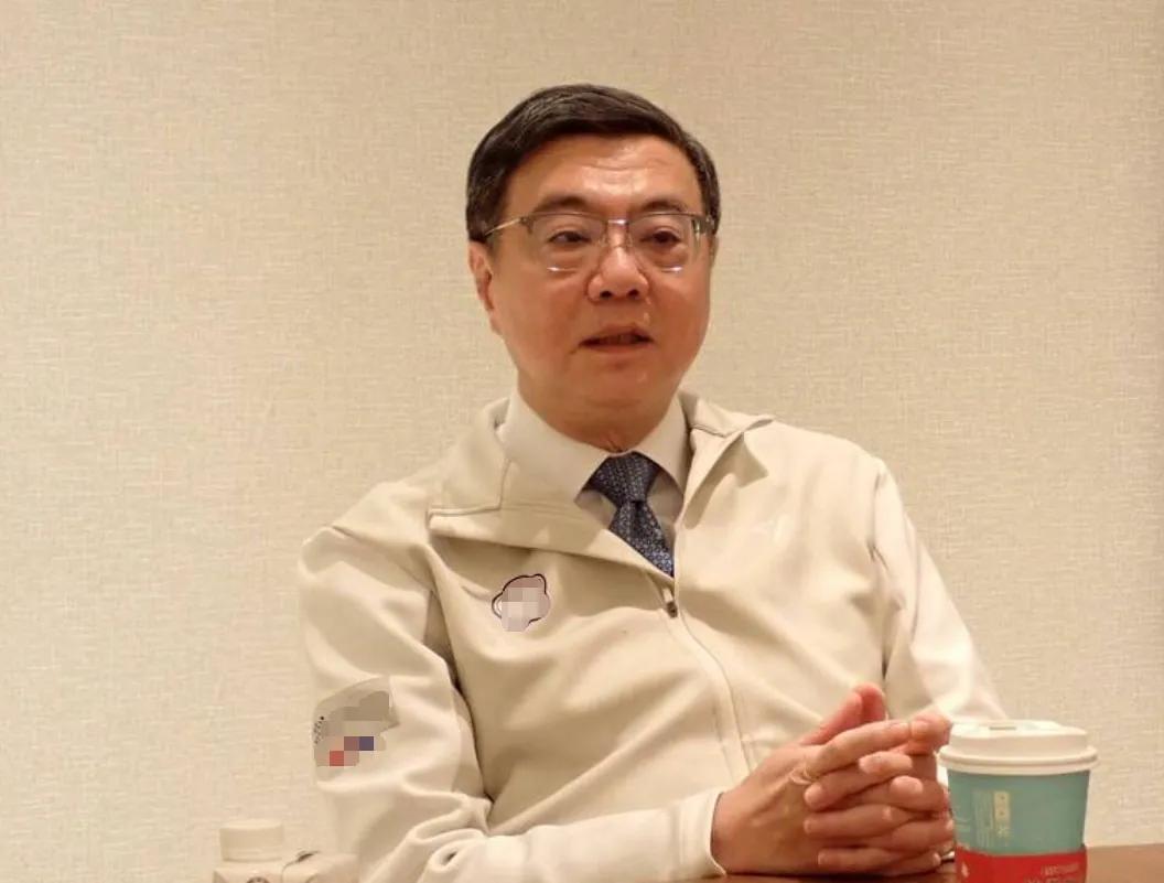 岛内政治你就闹吧，把民众搞得身心疲惫蓝白集体上街游行才好，今日卓荣泰继续叫嚣，“