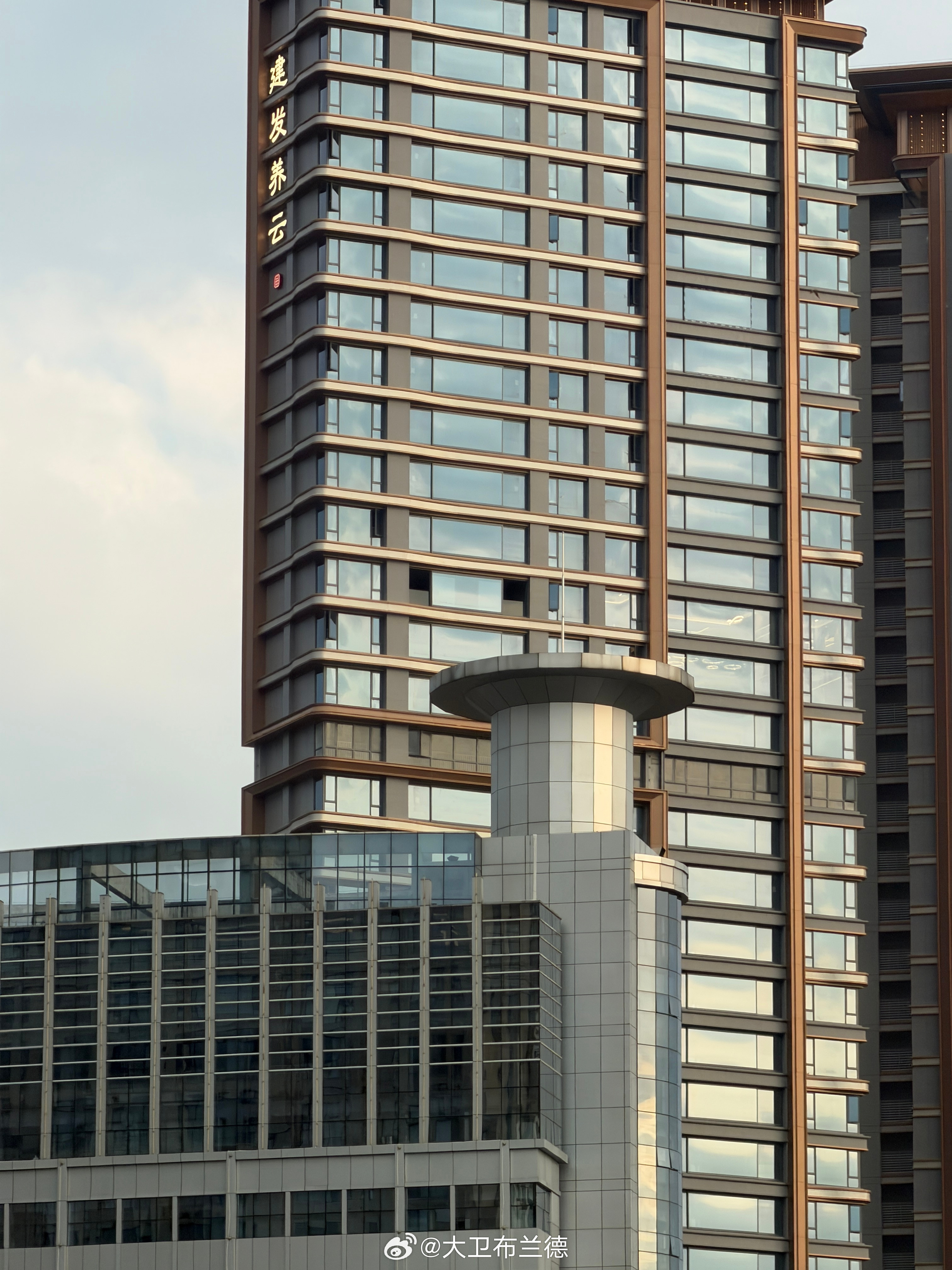 同样是建发养云感觉外地的外立面更加高级一点[吃瓜]​​​