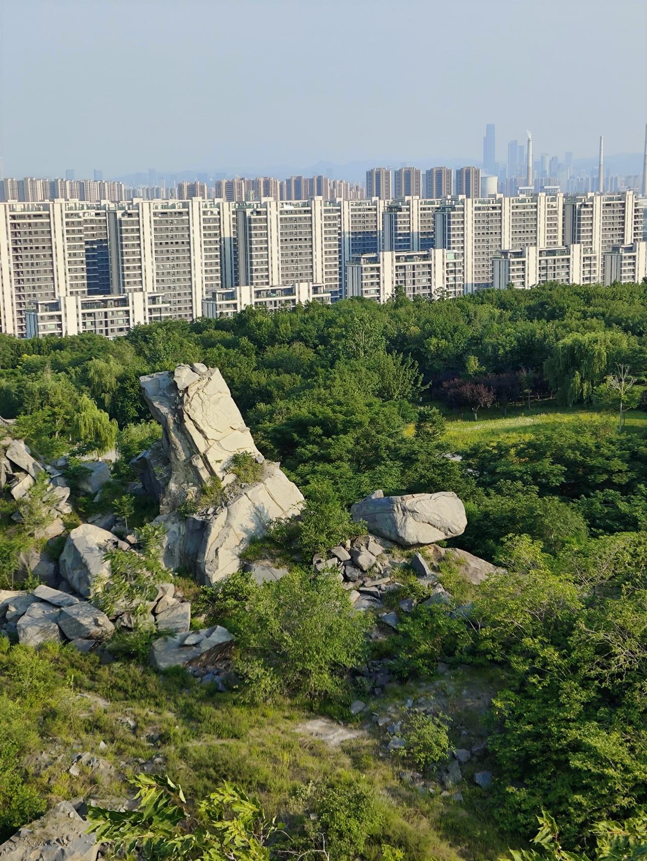济南卧牛山地质公园的青蛙石，是个很有趣的存在。卧牛山过去因过度开采“济南青”岩石