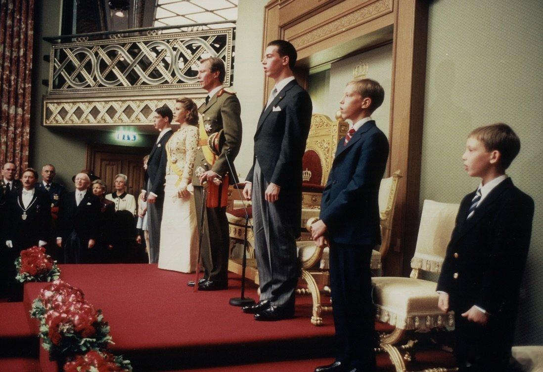 卢森堡王室🇱🇺2000年10月7日，让大公结束35周年的统治~退位给长子亨