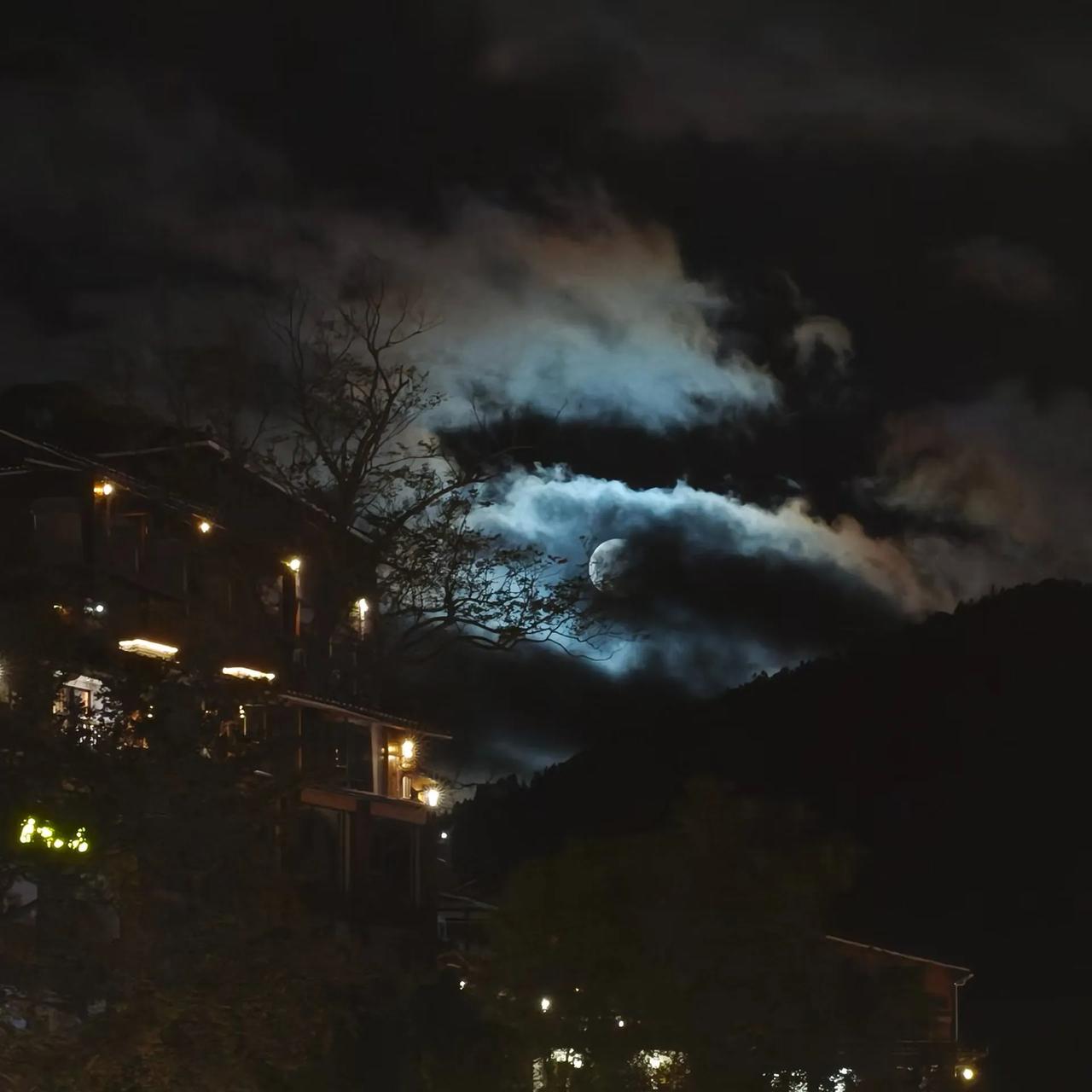 在股市里，出现这两个时间段，你就应该空仓了！1，连续在股市赚钱，就应该卖出空仓