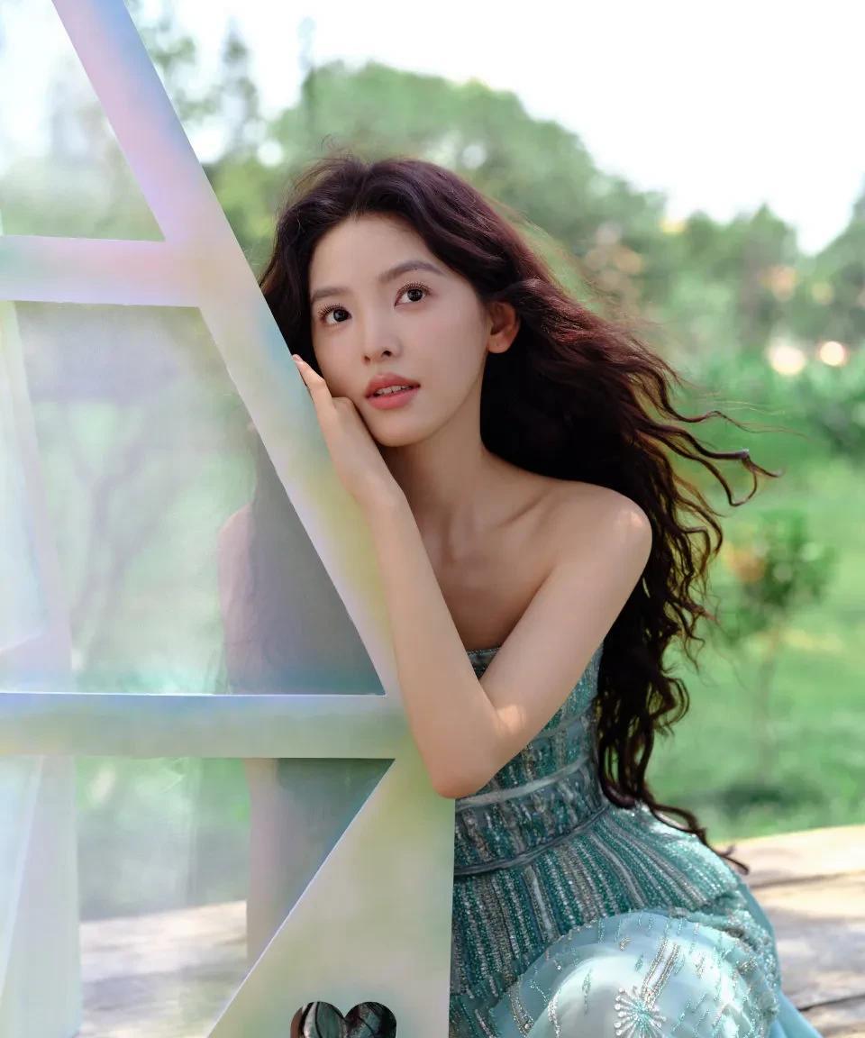阳光漫过草地，章若楠身着薄荷绿开叉长裙，是自然与诗意的邂逅裙摆似流动的碧波，开