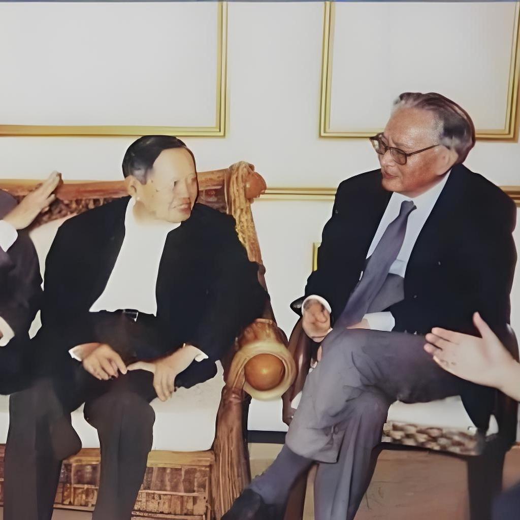 2005年，杨振宁和“初恋”张景昭的丈夫王传纶，一张罕见的合影，当时两人都已经是