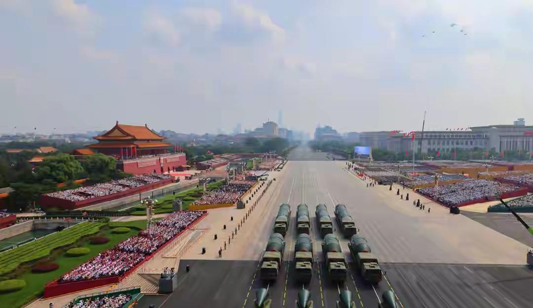 DF-5C最厉害了[赞]，要三辆军车才能拉得下。它就是：井基发射型重型液体燃料洲