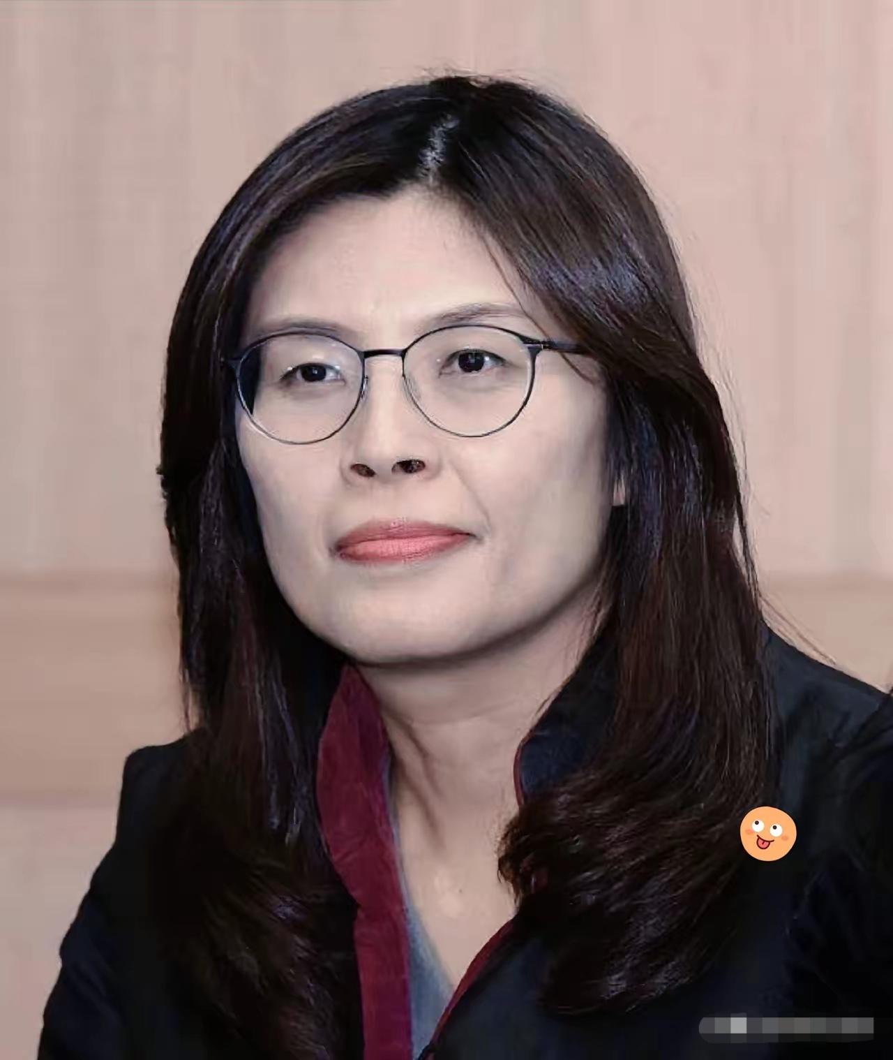 堂堂国民党主席郑丽文站在千百人聚集的宴席聚光灯下，突然指着自己大声宣告：“我父亲