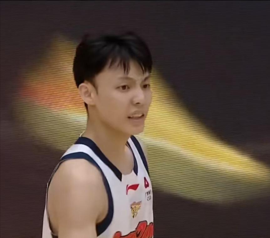 广东不敌山东，有很多广东球迷都在替球队抱不平，说什么裁判吹罚尺度如何如何了，其实