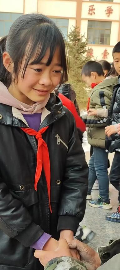泪目了！那个感动全网的小女孩走了，胡雷先生的心也碎了！8月20日，失踪了两天