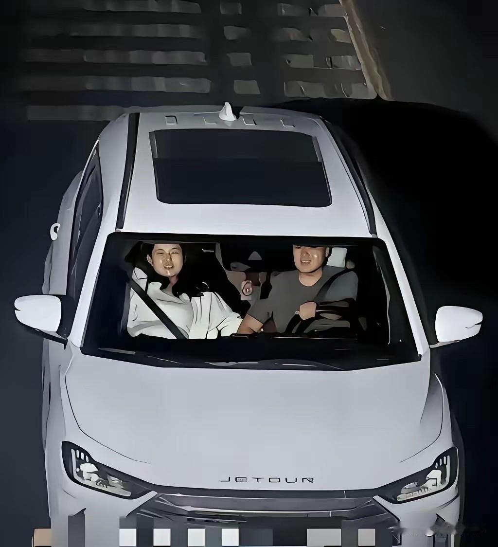 还真的看不出来，这张违章抓拍的图片中，到底哪个行为违章了？安全带两个人都系了，驾