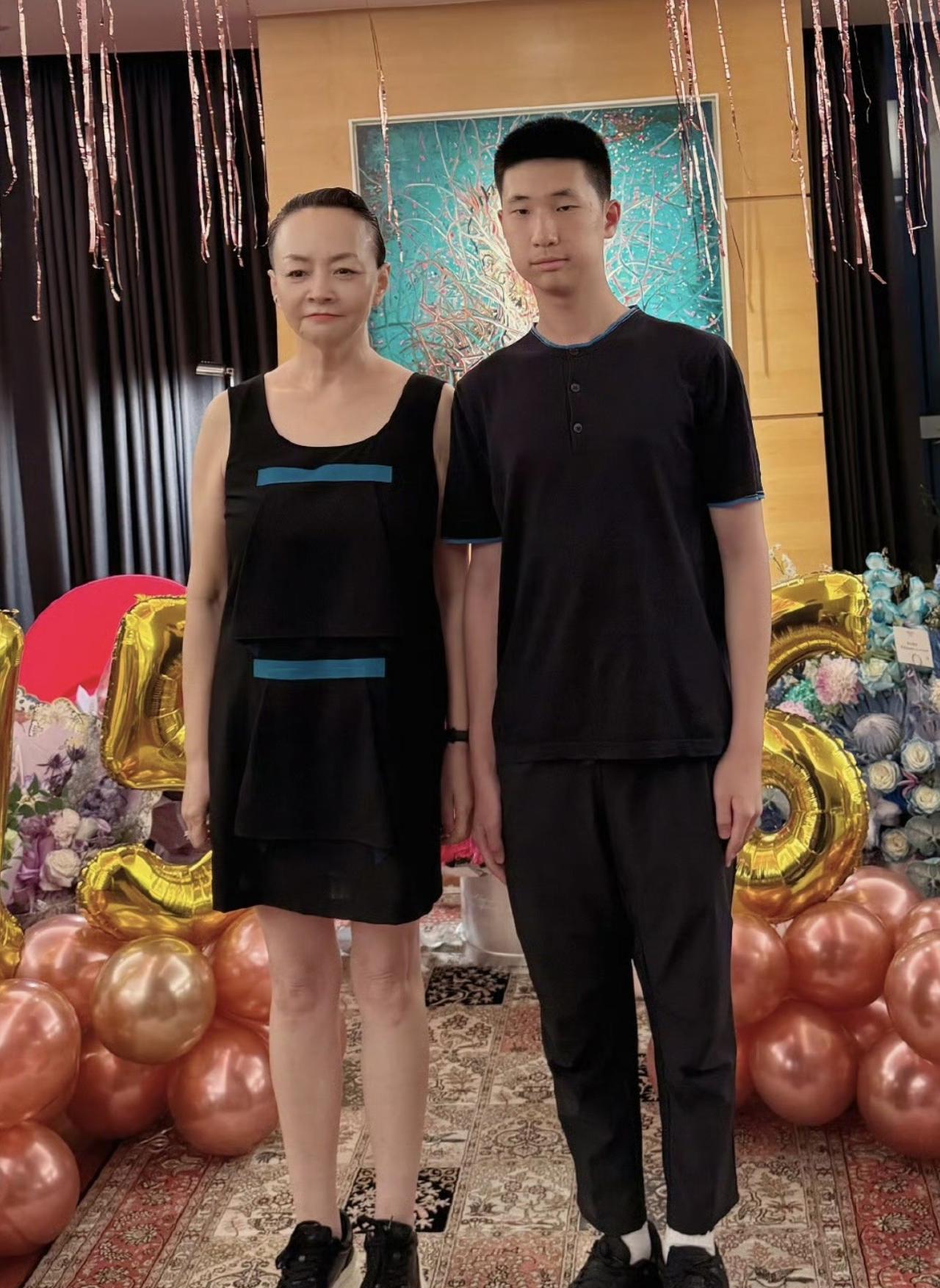 宋丹丹和干儿子林大俊，是同月同日生，每年8月25日，都会一起过生日，一直持续了十