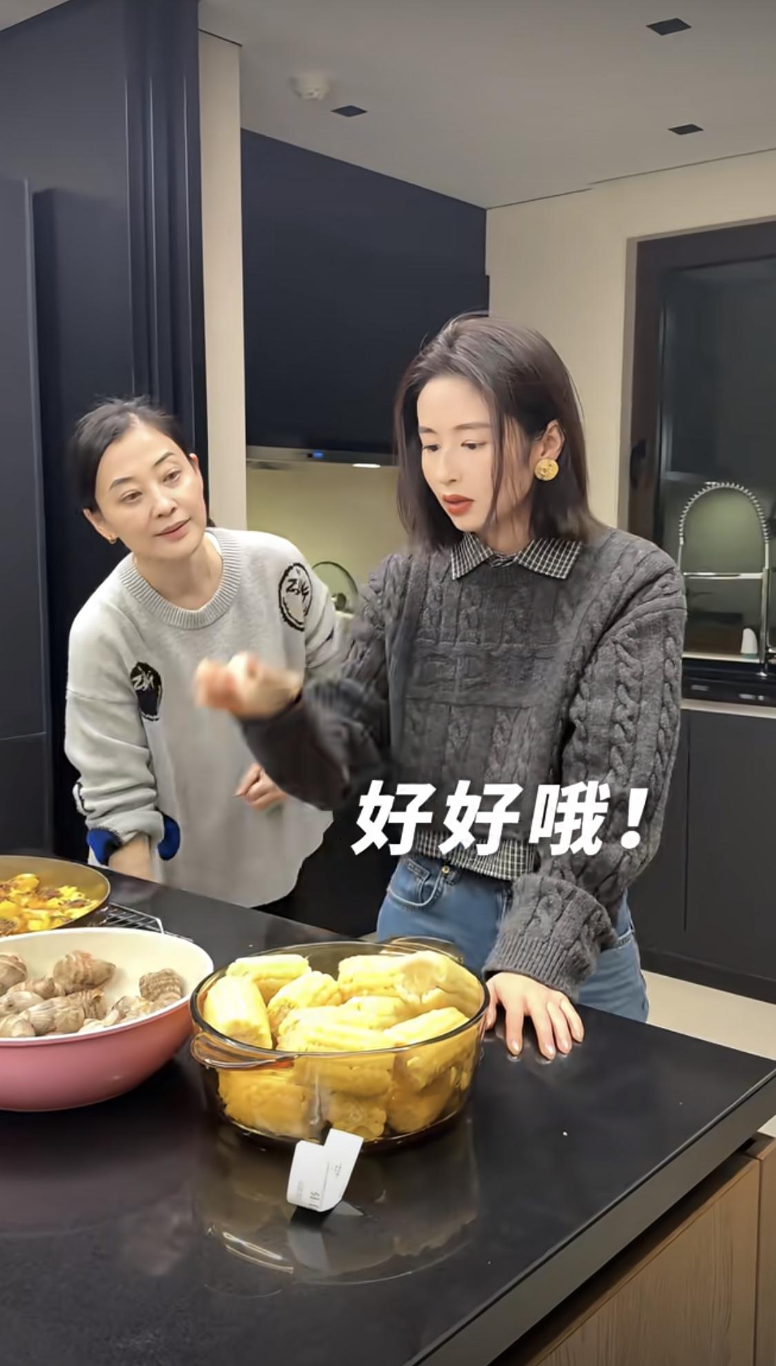 颖儿去梅婷家做客，梅婷和老公亲自下厨，吃得是自家园子的蔬菜。颖儿和梅婷在《六