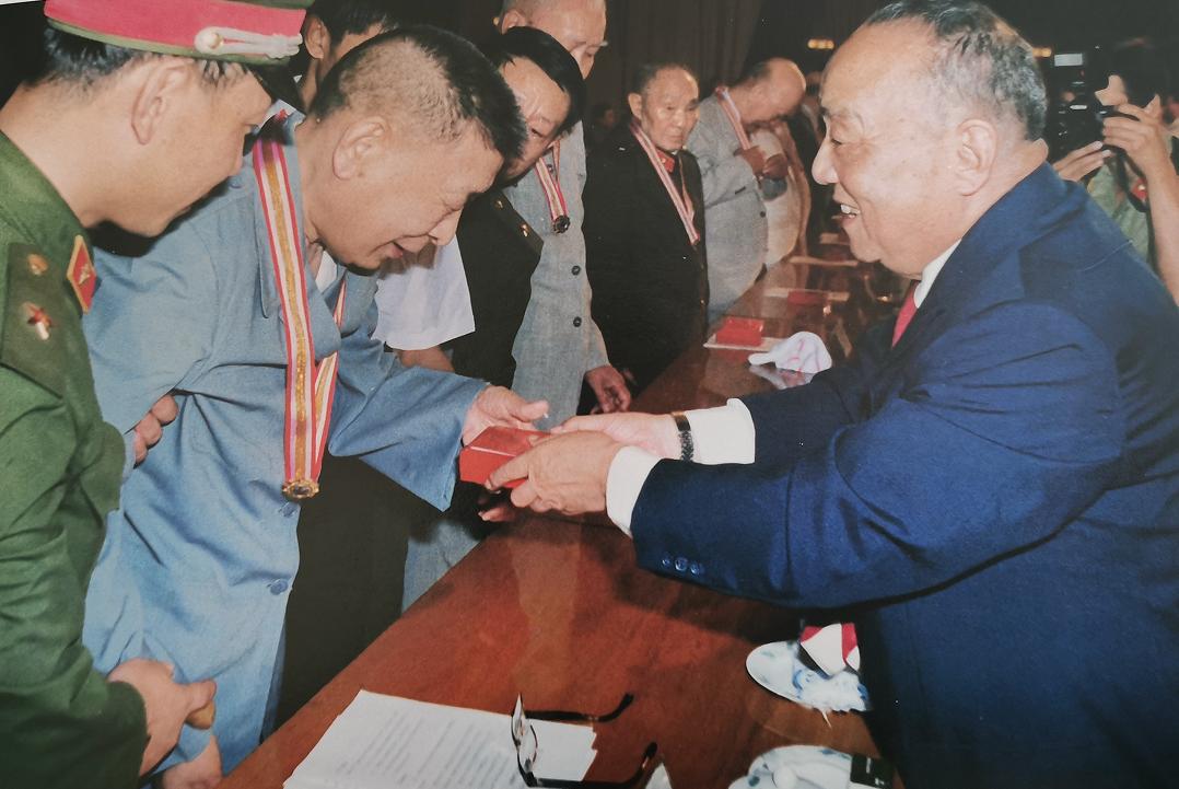 1988年全军恢复军衔制，很多健在的开国将军没有再授军衔，但是获得了勋章。照片中