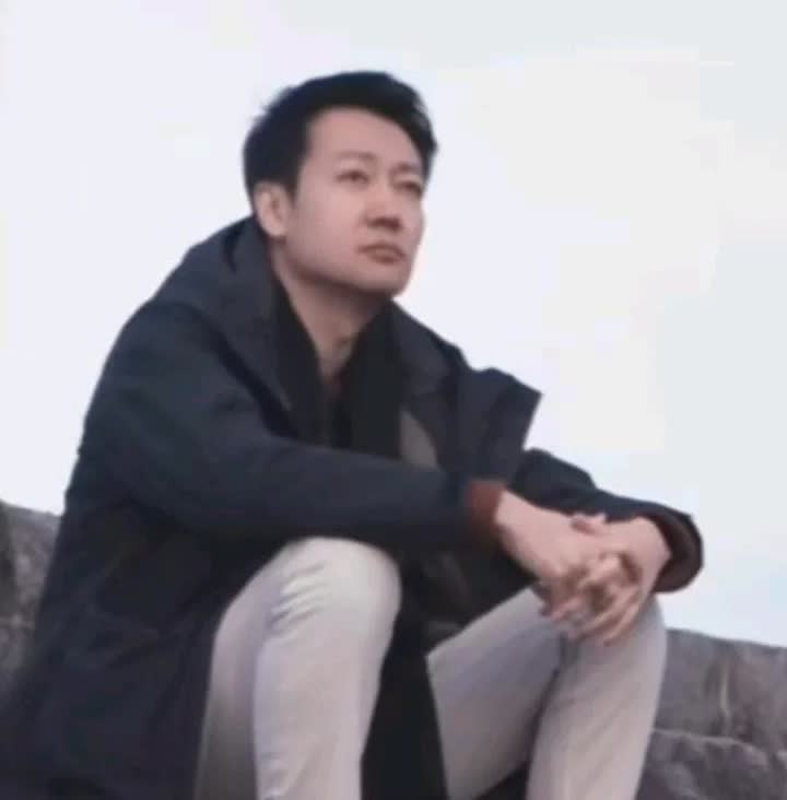 辛柏青对媛媛的爱让人看了好心疼[哭哭][哭哭][哭哭]他想媛媛的时候就望着天