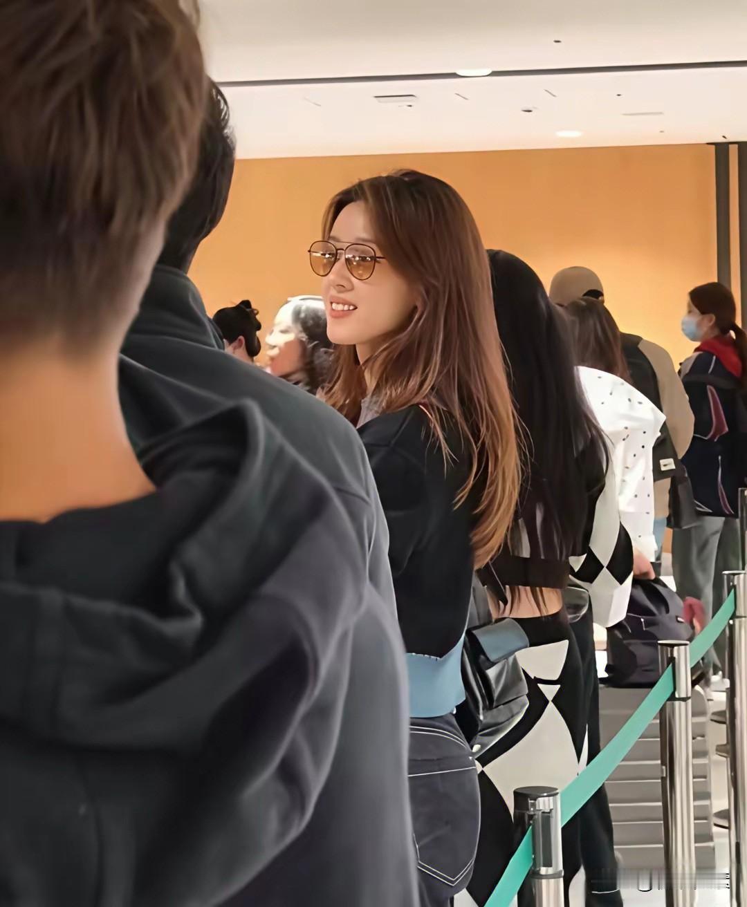 一头金发，才32岁的章泽天好漂亮。感觉刘强东东哥快要Hold不住了，端着奶茶