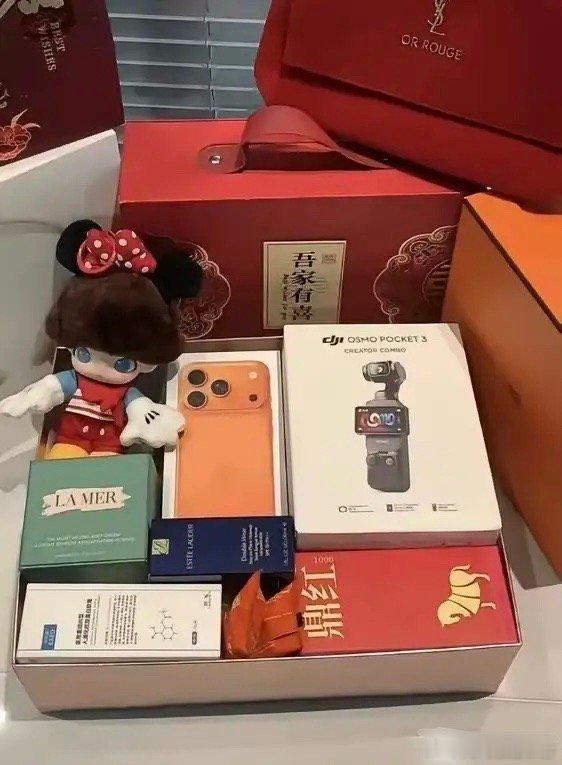 据说这是陈伟霆何穗夫妇为宾客准备的满月宴伴手礼，出手太阔绰了，简直比明星们的结婚
