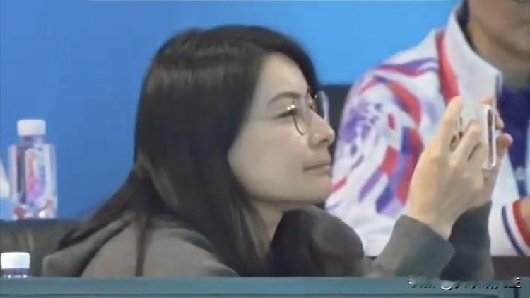 霍启刚这次被晾一边了！他怎么也想不到，自己和郭晶晶一起出现在全运会游泳馆