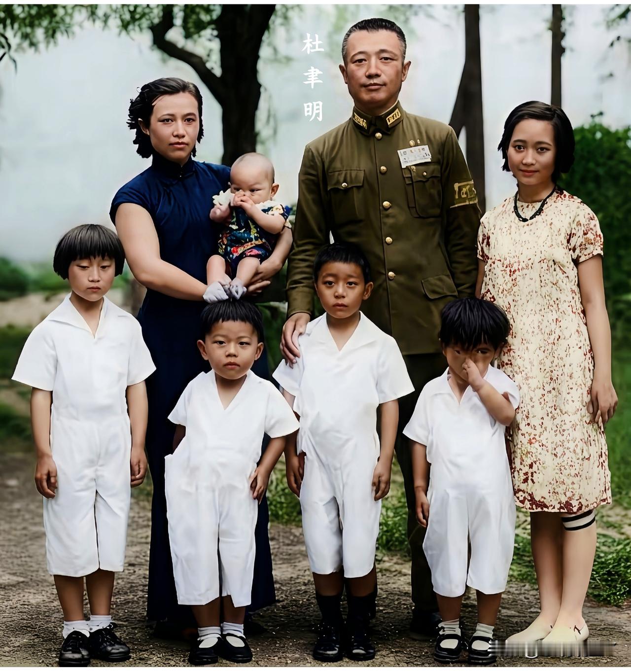 一九三九年，广西，著名抗日将领杜聿明与他的夫人曹秀清及六个子女的全家福。这而非演