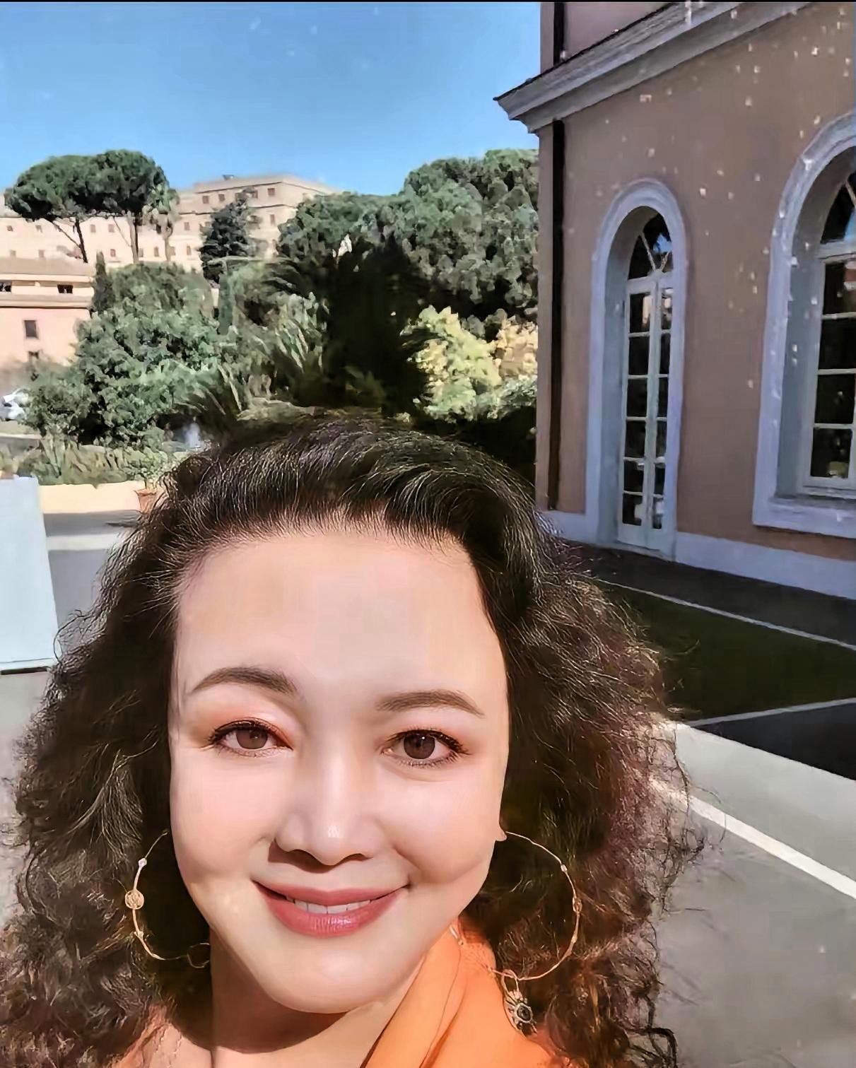 张兰推着大箱子，在机场大厅走。司机把人放下，车就开走了。她脸上全是茫然，平时那么