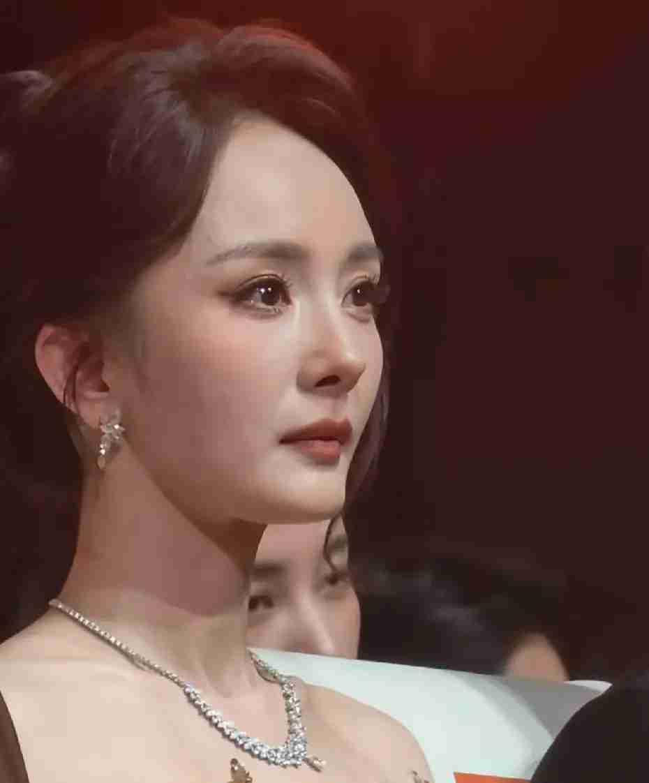 杨幂快要碎了：手握顶流的一切，唯独缺一座主流大奖看完本届百花奖的结果，很多