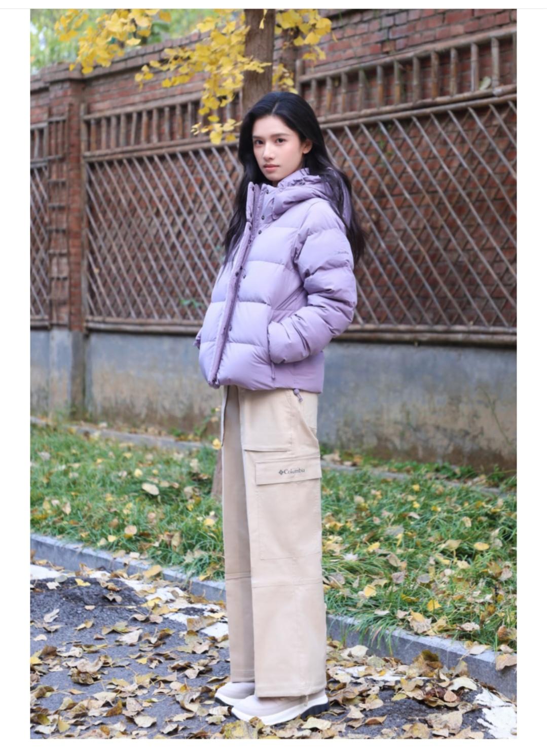 张婧仪，这穿搭少了时尚感，多了份大家闺秀感。