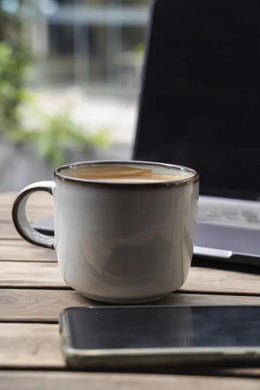 咖啡杯盛着暖香，晕开生活的褶皱，偷来片刻惬意。