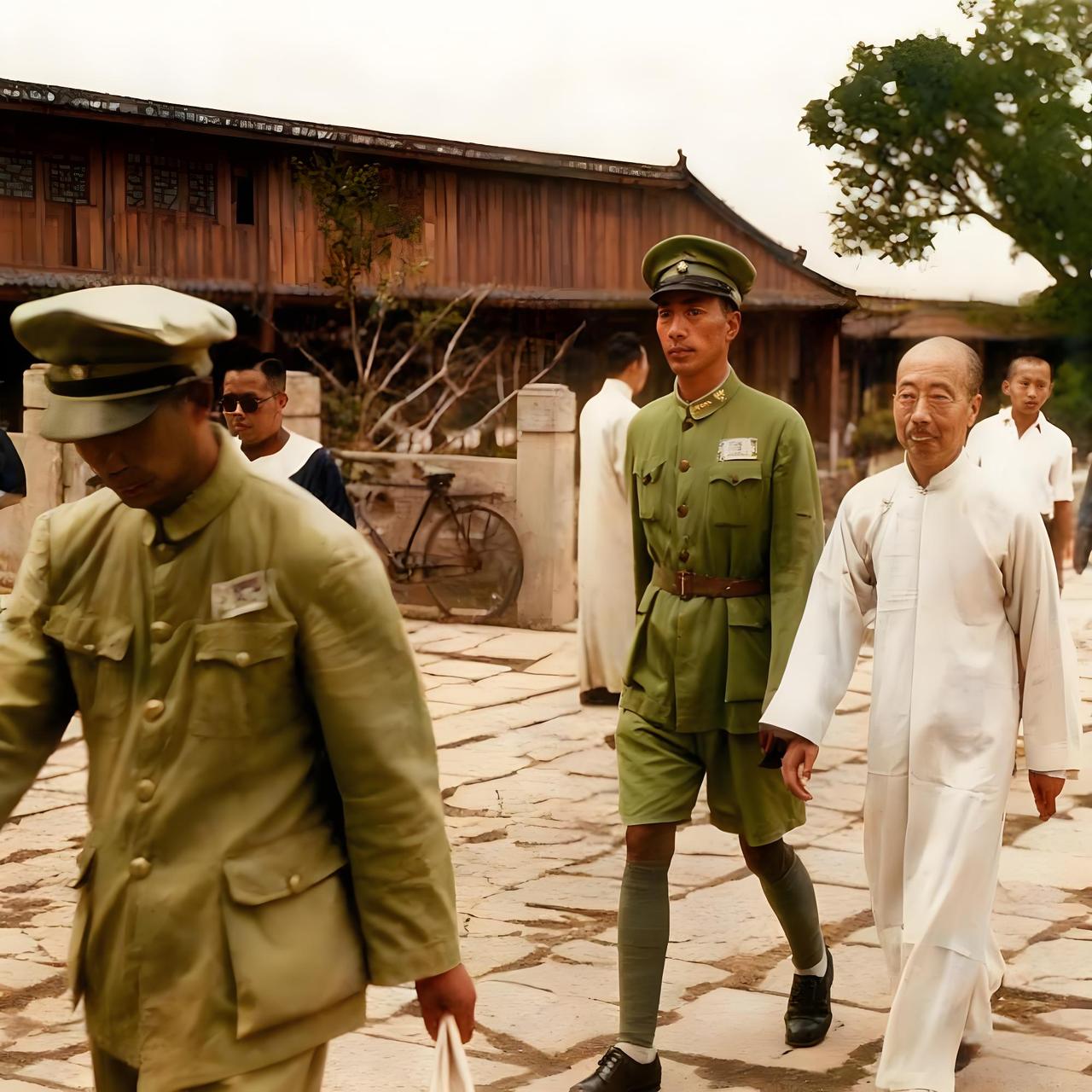 照片中，1946年的周作人身着中式长袍，那长袍的色调在肃杀的氛围里更显沉郁。他身