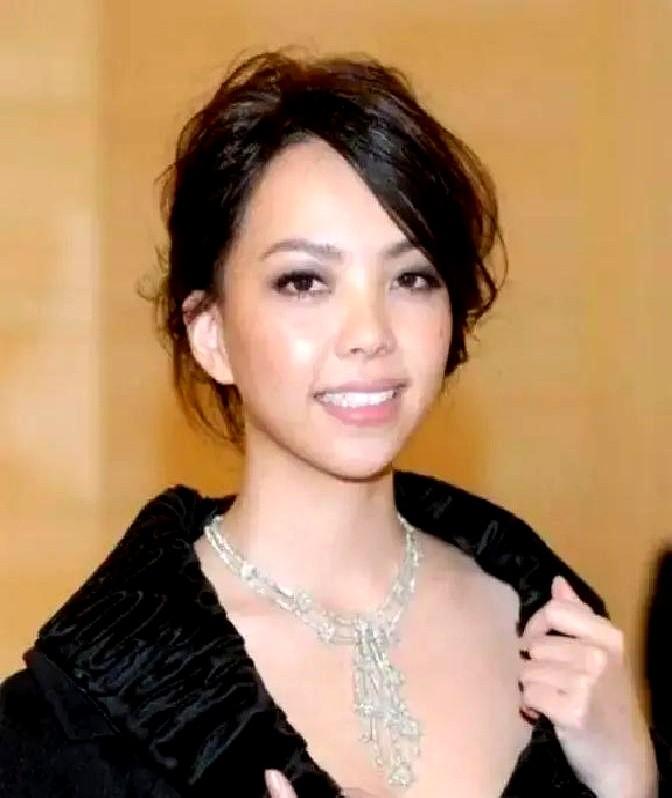 张惠妹这操作，才是真通透。交往十六年，不结婚不捆绑，但该给的支持一点没少。早