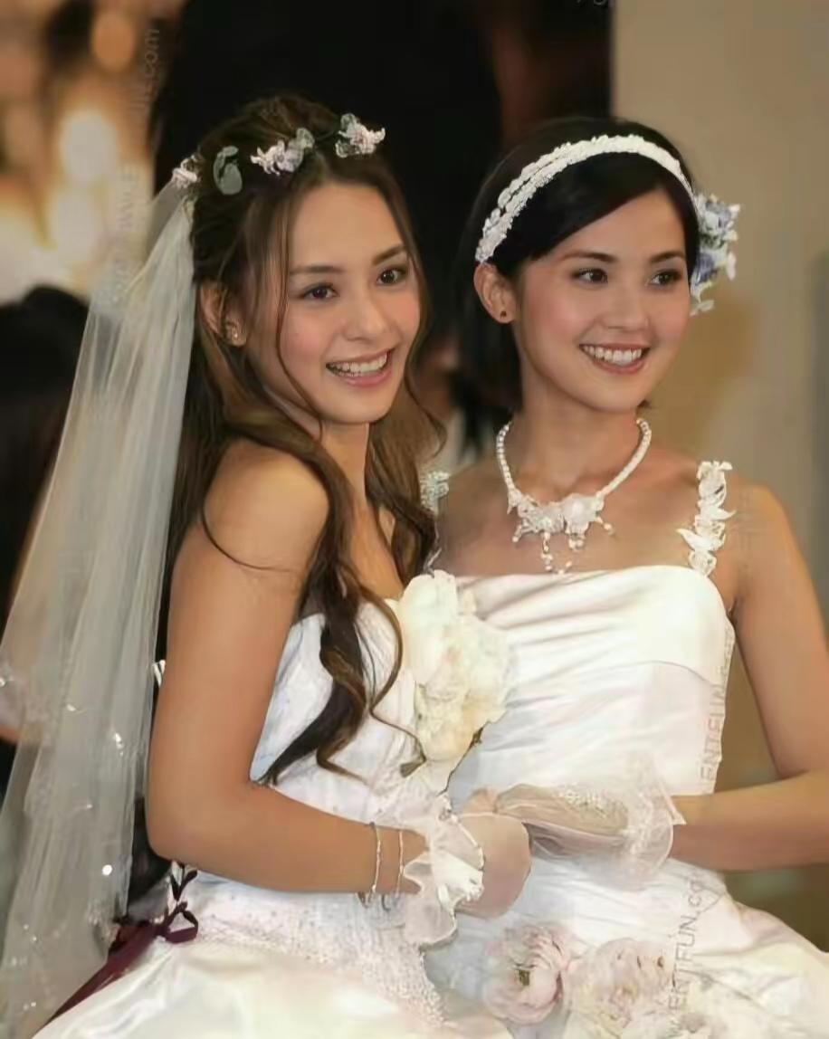 感觉姐妹俩的感情路都不顺。如今，44岁的阿Sa二婚嫁给了一个健身教练。阿
